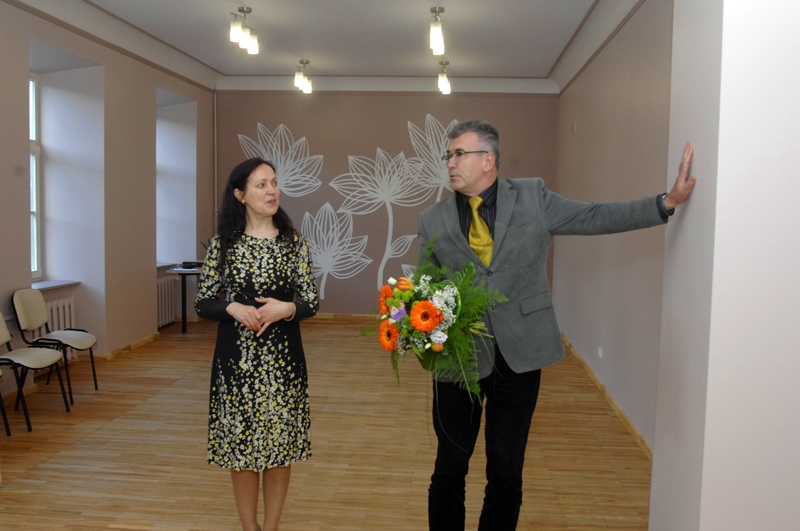 Līdz ar BJC direktori Benitu Svarenieci par jaunajām telpām priecīgs novada domes priekšsēdētājs Raitis Ābelnieks. 
Autors: Ivars Bogdanovs