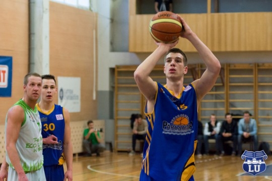 Linards Jaunzems izpilda soda metienu. 
Autors: Māris Greidāns, bk.lu.lv