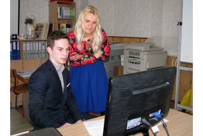 Stacijas Bauskā idejas autors Artūrs Toms Plešs sarunā ar pilnsabiedrības «RB Latvija» pārstāvi Kristīni Casno.
Autors: No arhīva.