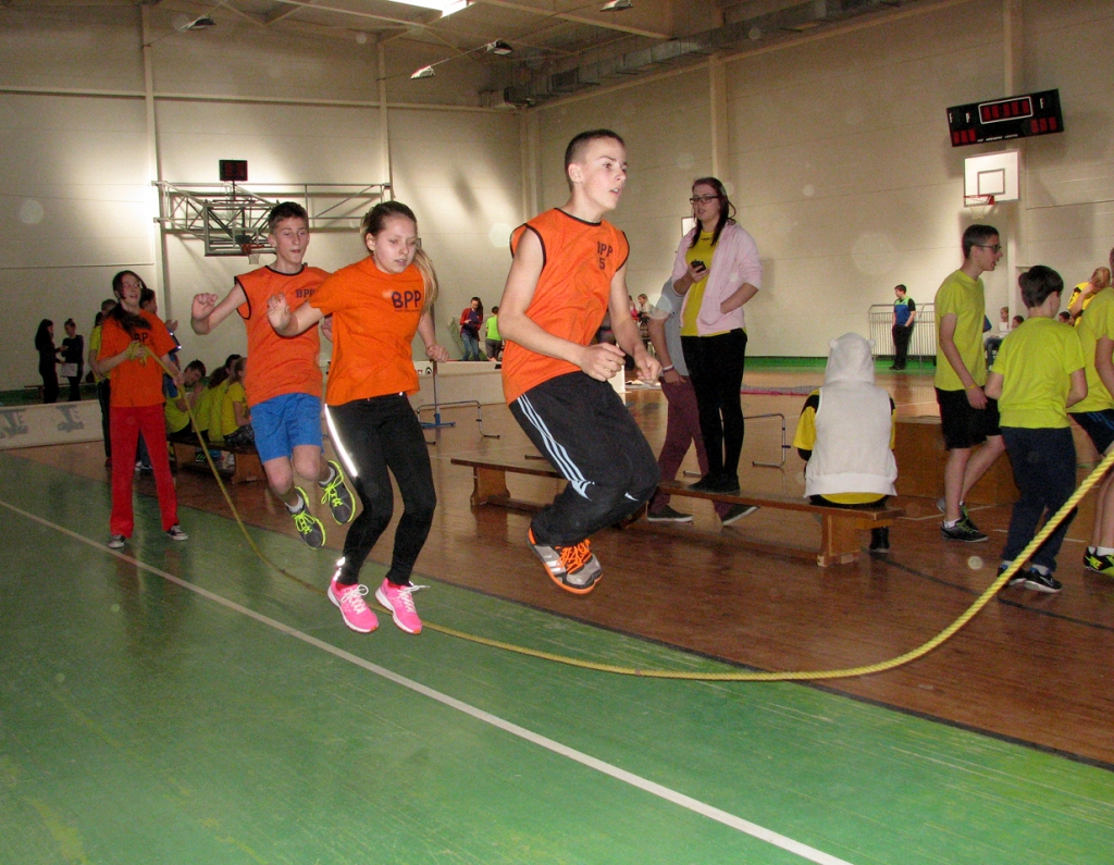 Par titulu «Gada klase» pašaizliedzīgi cīnās Bauskas pilsētas pamatskolas 6.a klases audzēkņi. Sešās minūtēs ar lielo lecamauklu viņi veica 220 lēcienus. 
Autors: Vilnis Auzāns