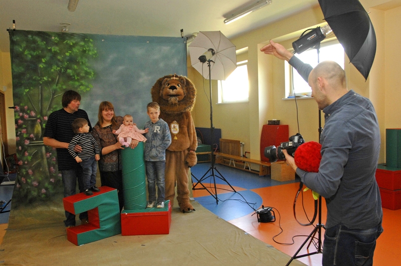Katru ģimeni aicināja nofotografēties kopā ar Rundāles novada talismanu – lauvu.
Autors: Ivars Bogdanovs