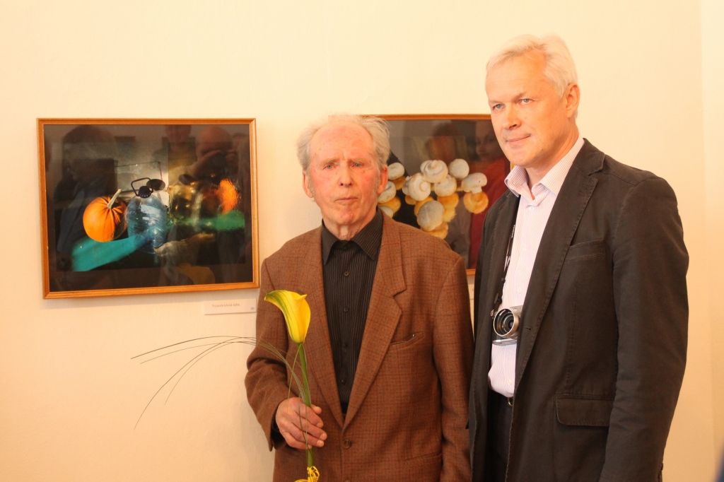 Laimoni Šulcu (no kreisās) īpaši interesēja kolēģu viedoklis. Izstādos labāko bildi viņš aicināja atrast Arni Indriku. 
Autors: Uldis Varnevičs