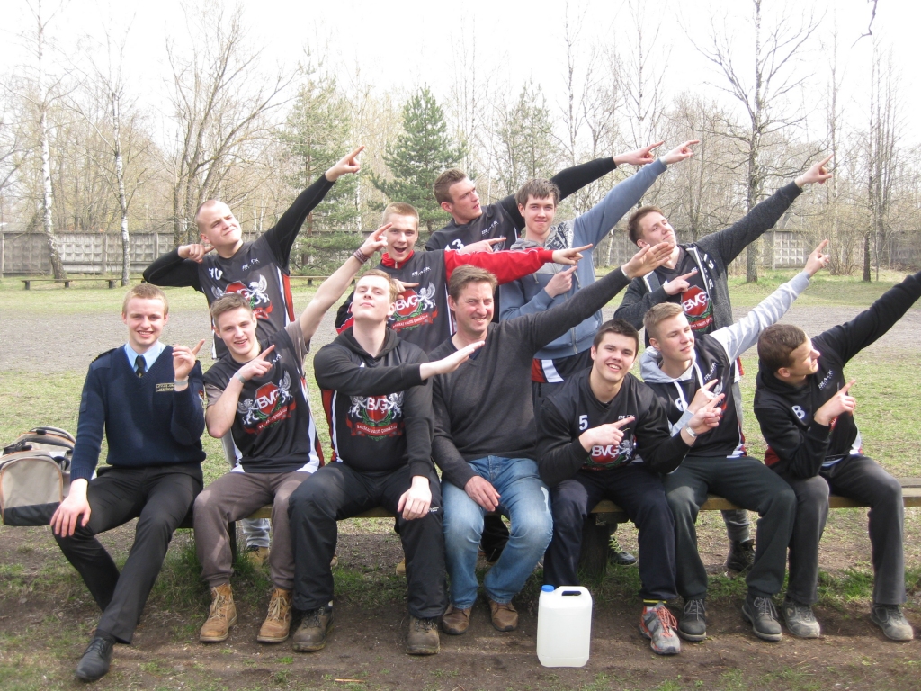 Bauskas Valsts ģimnāzijas audzēkņi, konkursa «Enkurs 2015» otrās vietas ieguvēji: Lauris Ziemelis, Artūrs Poštars, Artūrs Normunds Leimanis, Viktors Stankevičs, Jēkabs Ārents, Matīs Noviks, Gatis Adakovskis, Ralfs Mucenieks, Uldis Urtāns un Reinis Ozols. Ar viņiem ģimnāzijas direktors Raimonds Žabovs.
Autors: No albuma.