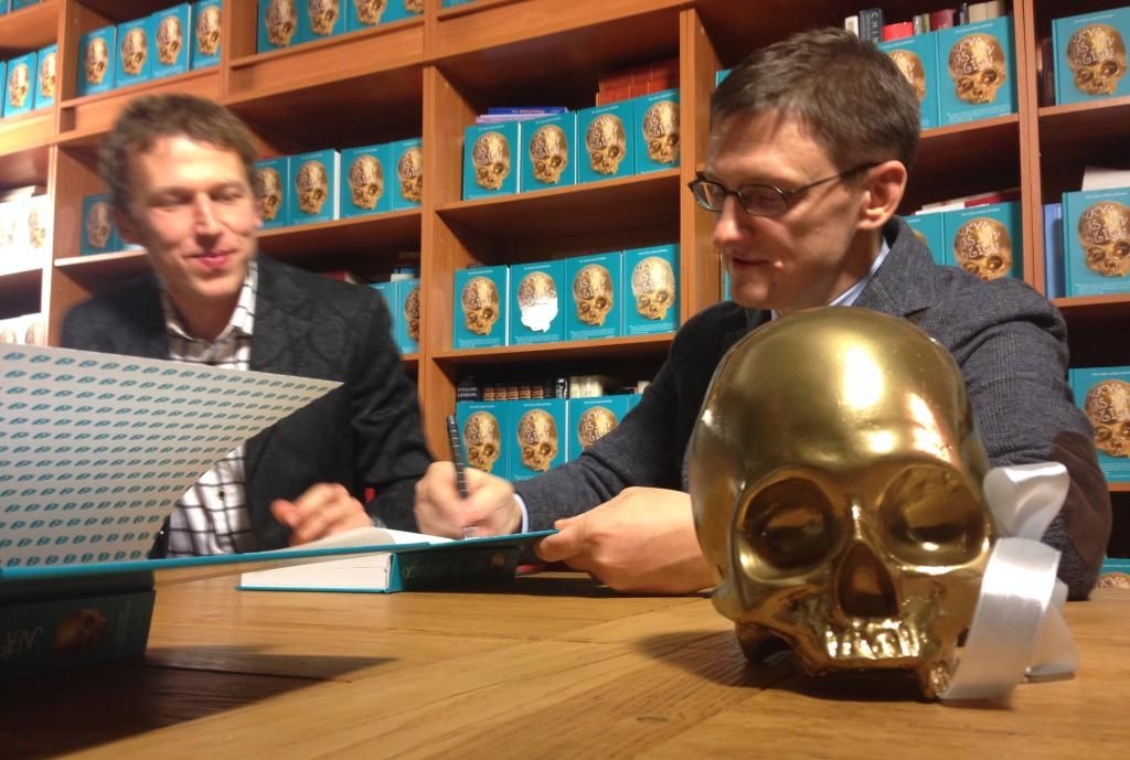  Jurģis Liepnieks (no labās) kopā ar rakstnieku Nilu Saksu nodevis lasītāju vērtējumam kriminālromānu «Nāve – tās nav beigas».

Autors: skaties.lv