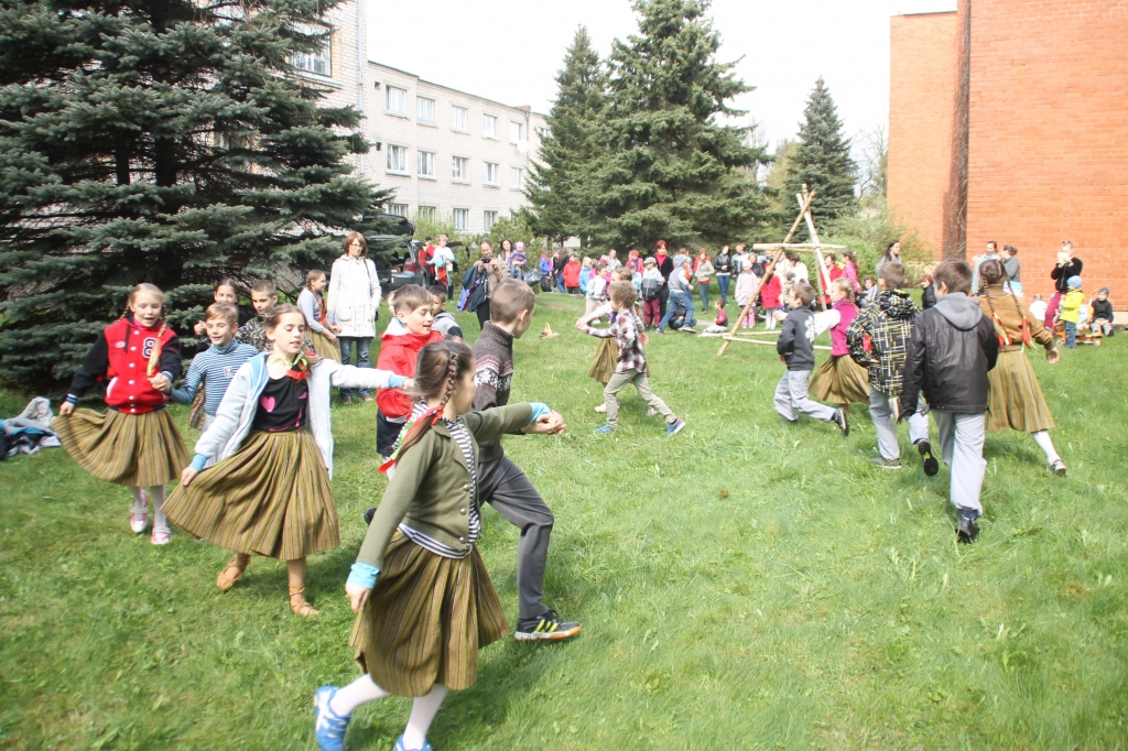 Misas vidusskolas 3. un 4. klašu deju kolektīvs Valijas Vainas vadībā uzstājas Misas ciema pagalmu svētkos. 
Autors: Uldis Varnevičs