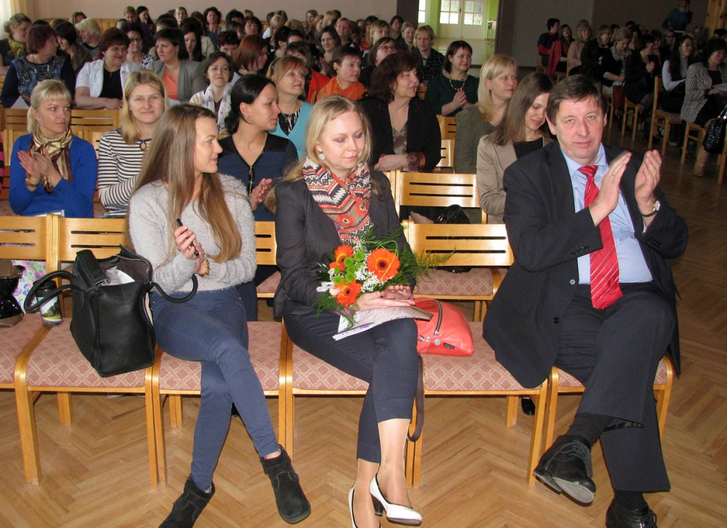 Konferencē «Pedagogs un bērns izglītības sistēmā», kas notika 2. vidusskolā, strādāja aptuveni 200 dalībnieku.
Autors: Vilnis Auzāns