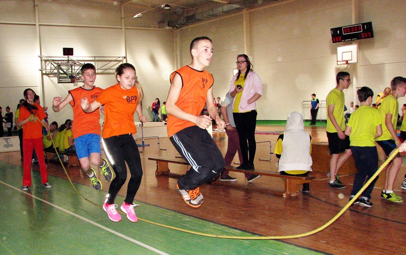 Par titulu «Gada klase» pašaizliedzīgi cīnās Bauskas pilsētas pamatskolas 6.a klases audzēkņi. Sešās minūtēs ar lielo lecamauklu viņi veica 220 lēcienus.
Autors: Vilnis Auzāns