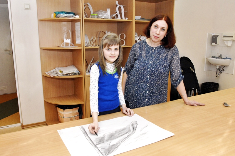 Bauskas mākslas skolas audzēkne Viktorija Zubova un skolotāja Olita Dzelzkalēja. 
Autors: Ivars Bogdanovs