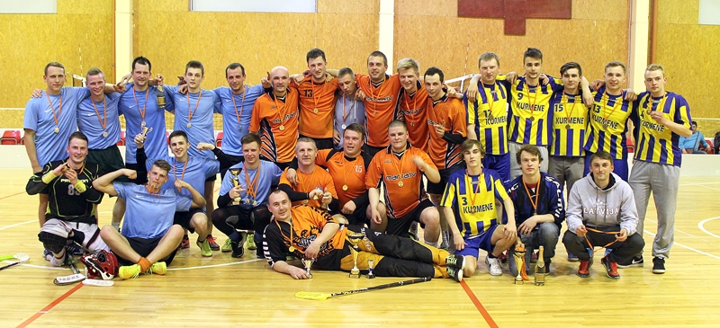 Uzvarētāji. Komanda «Bauska 7» (vidū) – Vecumnieku novada pirmā atklātā čempionāta florbolā līderi. Pa kreisi – komanda «Vectēvs», pa labi – «Kurmenes» vienība.
Autors: Eva Vlasova