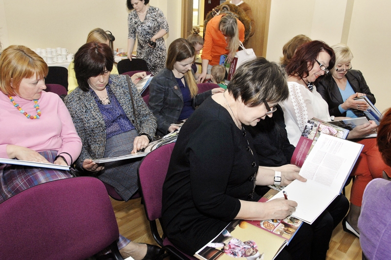 Autogrāfu «medības». Pēc grāmatas oficiālās atvēršanas sekoja apmaiņa ar autogrāfiem un parakstīšanās kopējā eksemplārā, kas nu glabāsies Rundāles novada domē.
Autors: Ivars Bogdanovs
