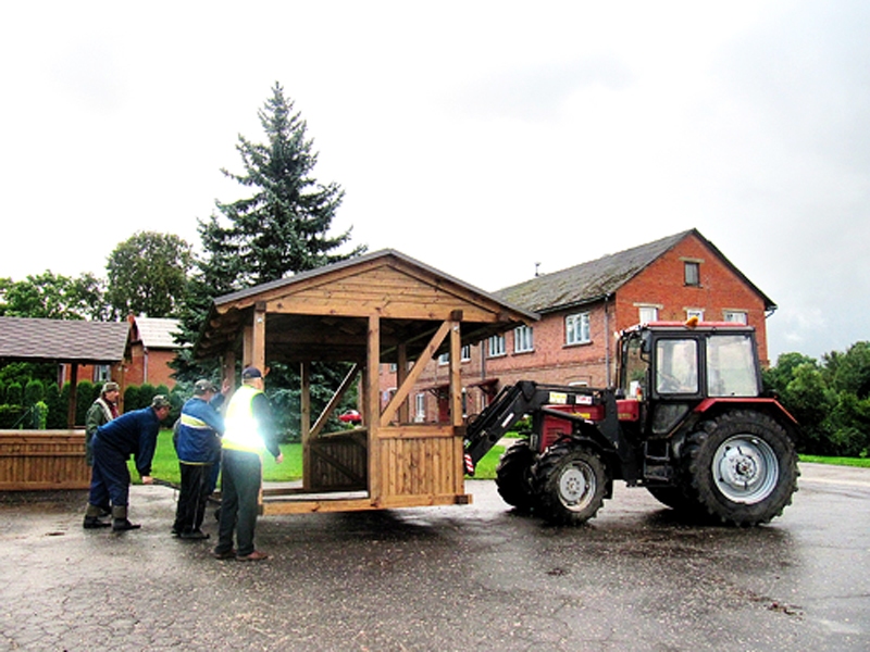 Skaistkalnes biedrība «Mēmelīte» ir viena no līderēm Eiropas fondu izmantošanā ciema vides sakārtošanai. Viens no projektiem bija tirgus laukuma labiekārtošana ar nojumēm 2010. gadā.
Autors: no arhīva