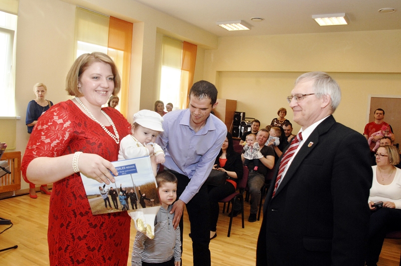 Fero ģimeni svētkos sveic Aivars Okmanis (no labās).
Autors: Ivars Bogdanovs