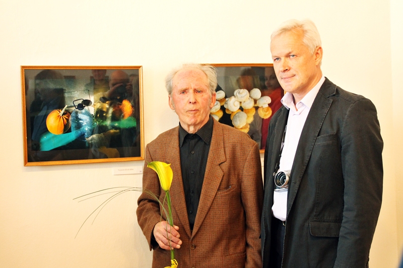 Laimoni Šulcu (no kreisās) īpaši interesēja kolēģu viedoklis. Izstādes labāko bildi viņš aicināja noteikt Arnim Indrikam.
Autors: Uldis Varnevičs