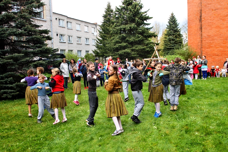 Misas vidusskolas 3. un 4. klašu deju kolektīvs Valijas Vainas vadībā uzstājas Misas ciema pagalmu svētkos Vecumnieku novadā.
Autors: Uldis Varnevičs