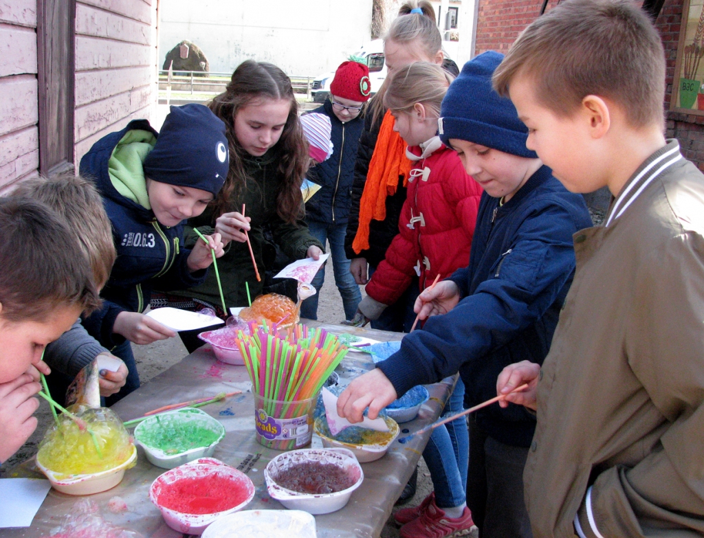 Oriģinālus ziepju burbuļus darināt varēja iemācīties Ogres Valsts ģimnāzijas stendā. 
Autors: Vilnis Auzāns