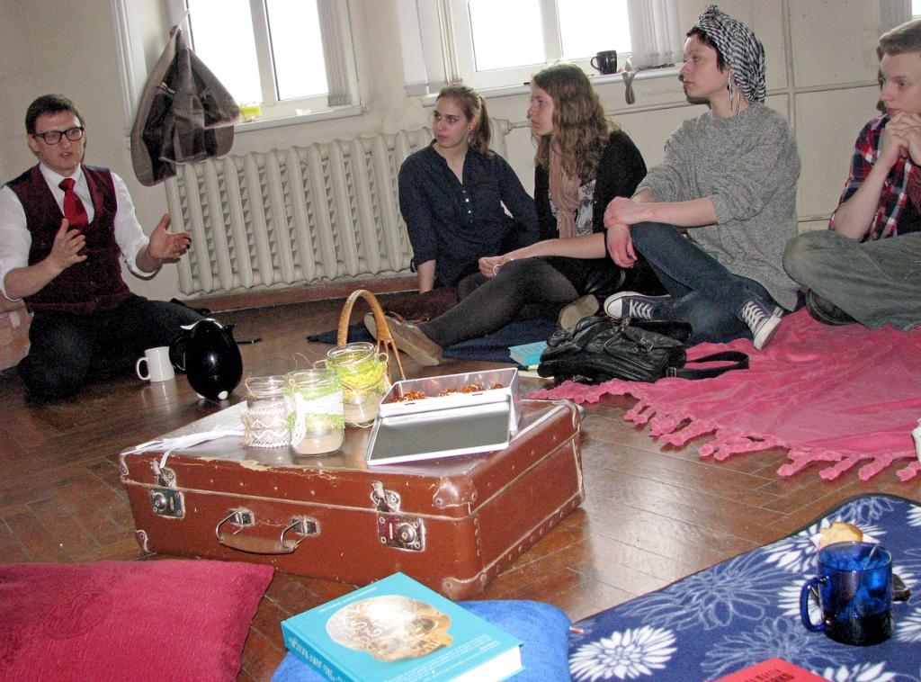 Polittehnologs, romāna «Nāve – tās nav beigas» viens no autoriem Jurģis Liepnieks neformālā gaisotnē tiekas ar Bauskas jauniešiem. 
Autors: Vilnis Auzāns