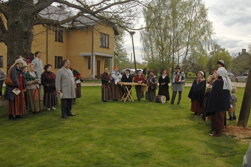 Sarīkojuma rosinātāji bija folkloristi, kas vairākus gadus etnogrāfisko svētku tradīciju atdzīvina dažādās Latvijas vietās. «Jaunlejniekos» sabrauca Rīgas kopa «Silavoti», «Laukam pāri» no Bauskas novada Ceraukstes pagasta un Svitenes folkloras kopa.
Autors: Ivars Bogdanovs