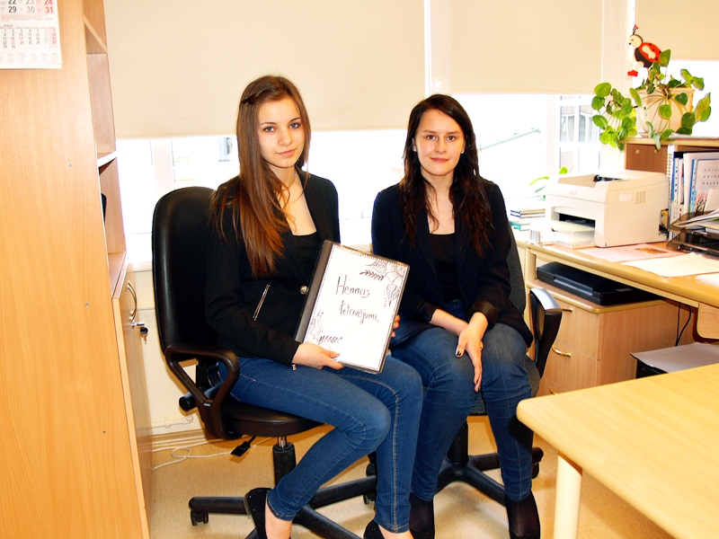 Skolnieces Viktorija Ciuneļa (pa kreisi) un Amanda Berlinska gandarītas, ka viņu firma piedāvā pakalpojumus līdzās pieredzējušām kompānijām.
Autors: Antra Ērgle