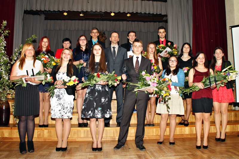 Vecumnieku novada konkursa «Gada skolēns 2015» dalībnieki un novada domes administrācijas pārstāvji. Pirmajā rindā vidū – titula «Gada skolēns 2015» īpašnieki Anna Jaunzeme un Valts Ulmanis. 
Autors: Uldis Varnevičs