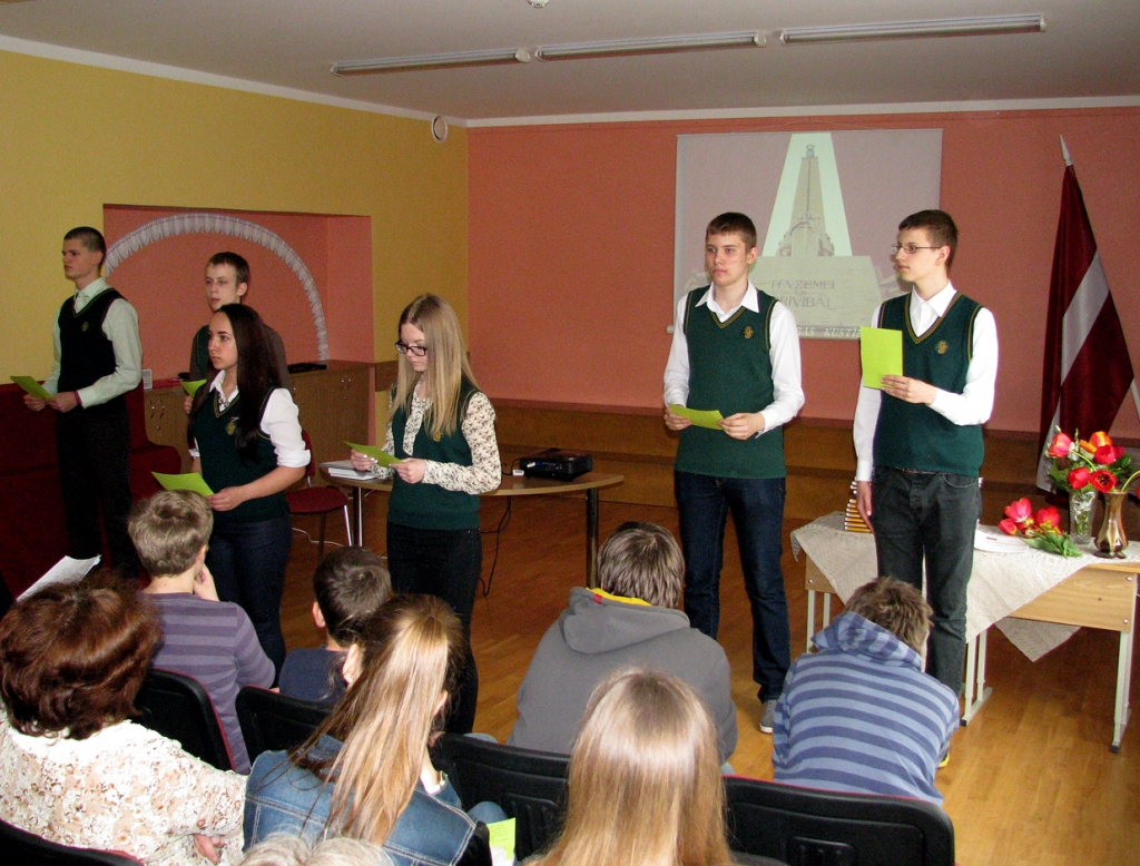 Bauskas Valsts ģimnāzijas 9.a klases skolēni iepazīstina ar Antas Bergmanes grāmatu «Mūsu karoga stāsti». 
Autors: Vilnis Auzāns