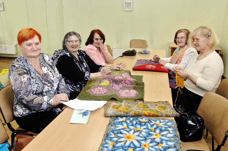 Inta Lāce (no kreisās) kopā ar biedrības dalībniecēm gatavojas 13. maija izstādei. 
Autors: Ivars Bogdanovs