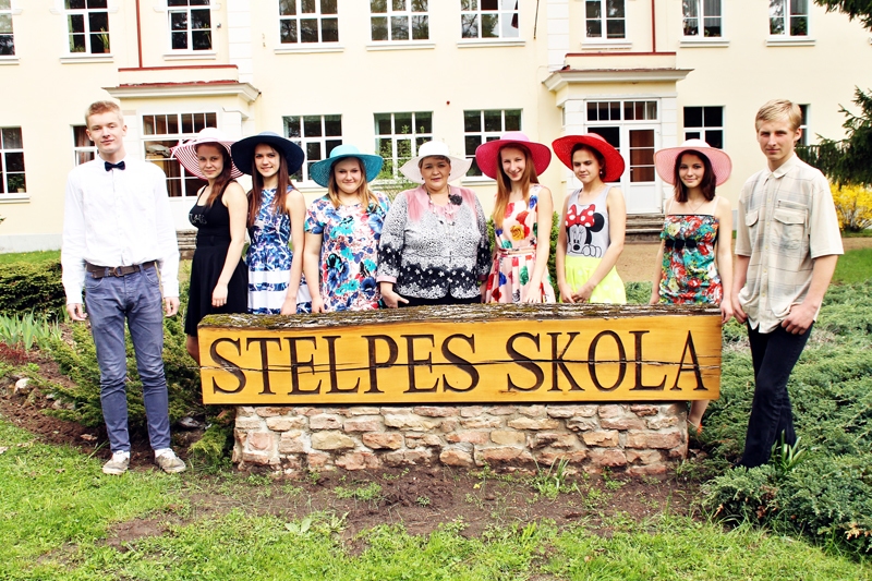 Stelpes pamatskolas 9. klase un audzinātāja Agita Šķiliņa.
Autors: Uldis Varnevičs