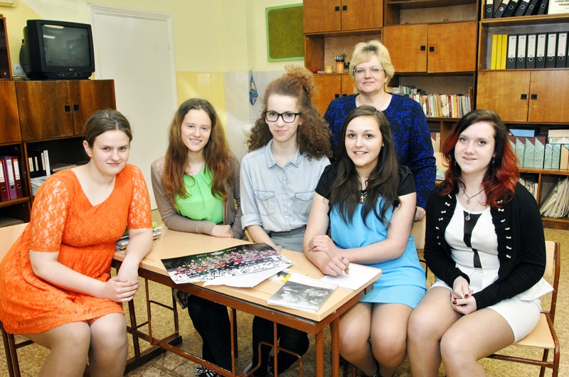 Vecsaules pamatskolas struktūrvienības Jaunsaules skolas 9. klase un audzinātāja Sarma Kukute.
Autors: Ivars Bogdanovs