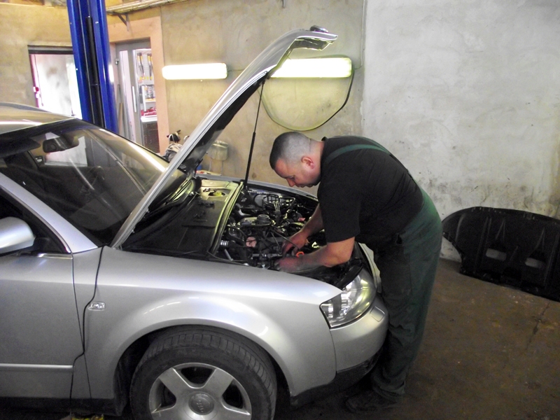 Automehāniķis Ēriks Undzēns aicina pārbaudīt kondicioniera freona šķidruma līmeni un spiedienu.
Autors: Artūrs Dulbe