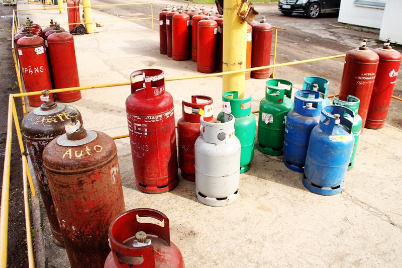 Gāzes balonu tirgotavās pašlaik ir pieejami gan vecie, gan jaunie baloni.
Autors: Uldis Varnevičs