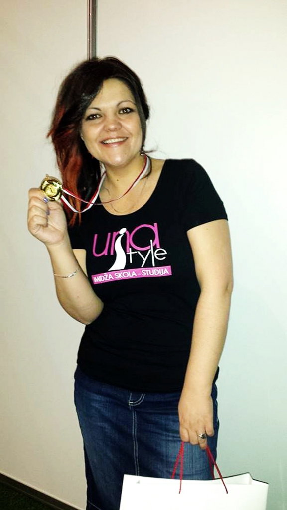 Inga Eriņa gandarīta par valsts frizieru čempiones medaļu.
Autors: no personiskā albuma