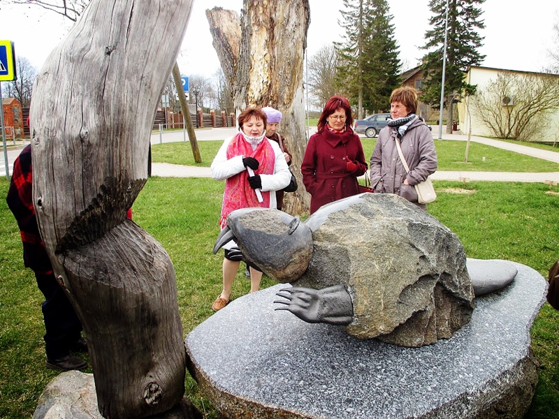 Zorģu ceļotājas pie Bebrenes simbola bebra skulptūras. 
Autors: no S. Avotas personiskā albuma