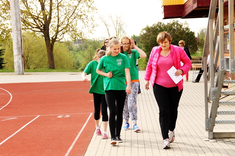 Gunta Guste, Ozolaines pamatskolas sporta skolotāja, Ketlīnai Kupčai demonstrē skriešanas soļa īpatnības.
Autors: Uldis Varnevičs