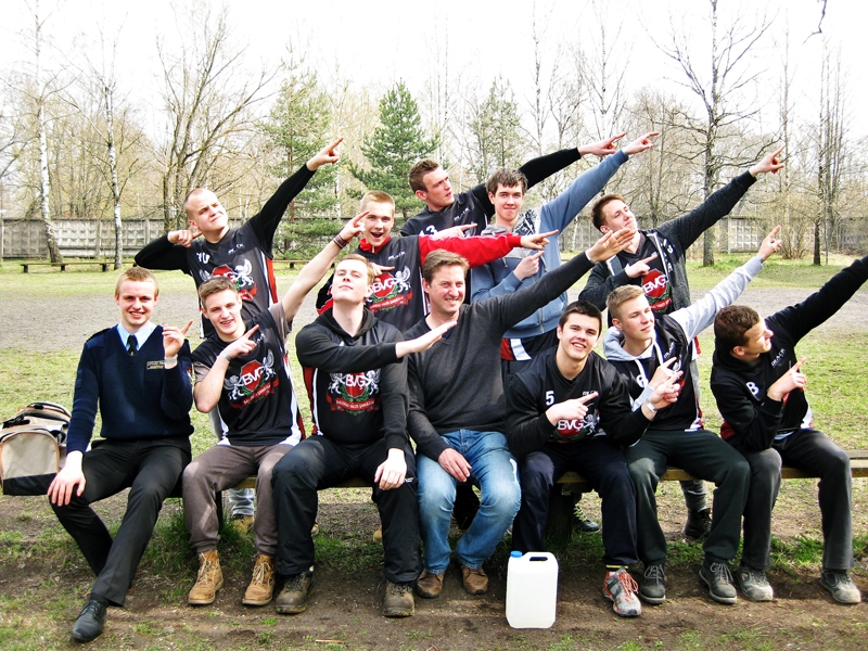 Bauskas Valsts ģimnāzijas audzēkņi, konkursa «Enkurs 2015» otrās vietas ieguvēji: Lauris Ziemelis, Artūrs Poštars, Artūrs Normunds Leimanis, Viktors Stankevičs, Jēkabs Ārents, Matīss Noviks, Gatis Adakovskis, Ralfs Mucenieks, Uldis Urtāns un Reinis Ozols. Ar viņiem ģimnāzijas direktors Raimonds Žabovs.
Autors: no albuma.