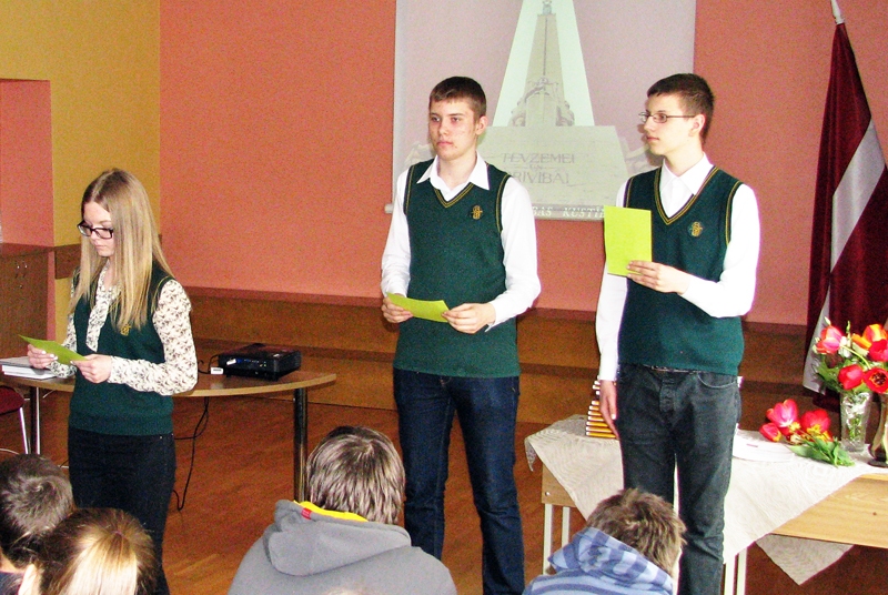 Bauskas Valsts ģimnāzijas 9.a klases skolēni iepazīstina ar Antas Bergmanes grāmatu «Mūsu karoga stāsti».
Autors: Vilnis Auzāns