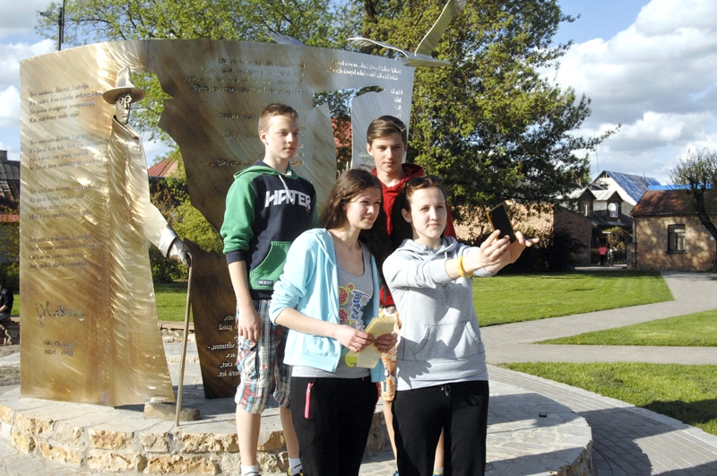 Orientēšanās sacīkstēs jauniešiem tika dots mūsdienīgs uzdevums – izveidot pašportretu – «selfiju» – pie Viļa Plūdoņa pieminekļa Saules dārzā Bauskā.
Autors: Ivars Bogdanovs