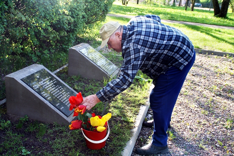 Jānis Kārkliņš noliek ziedus pie Vladimira Bulajenko kapa. 
Autors: Uldis Varnevičs