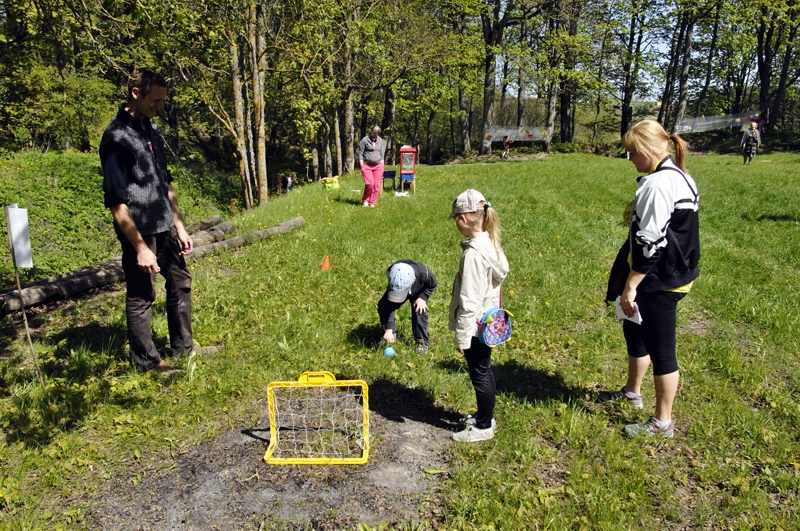 Viena no Rundāles novada ģimeņu sporta sacīkšu aktivitātēm – bumbiņa ar knipi jāiesit vārtos.
Autors: Ivars Bogdanovs