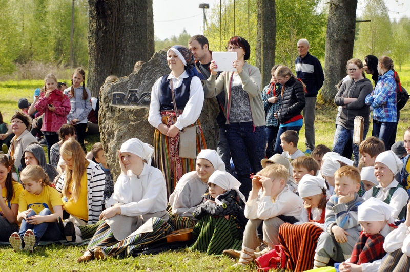 «Rāceņu» ozolu ielokā koncertu noklausījās un rotaļu programmas izmēģināja jaunie folkloristi.
Autors: Ivars Bogdanovs 