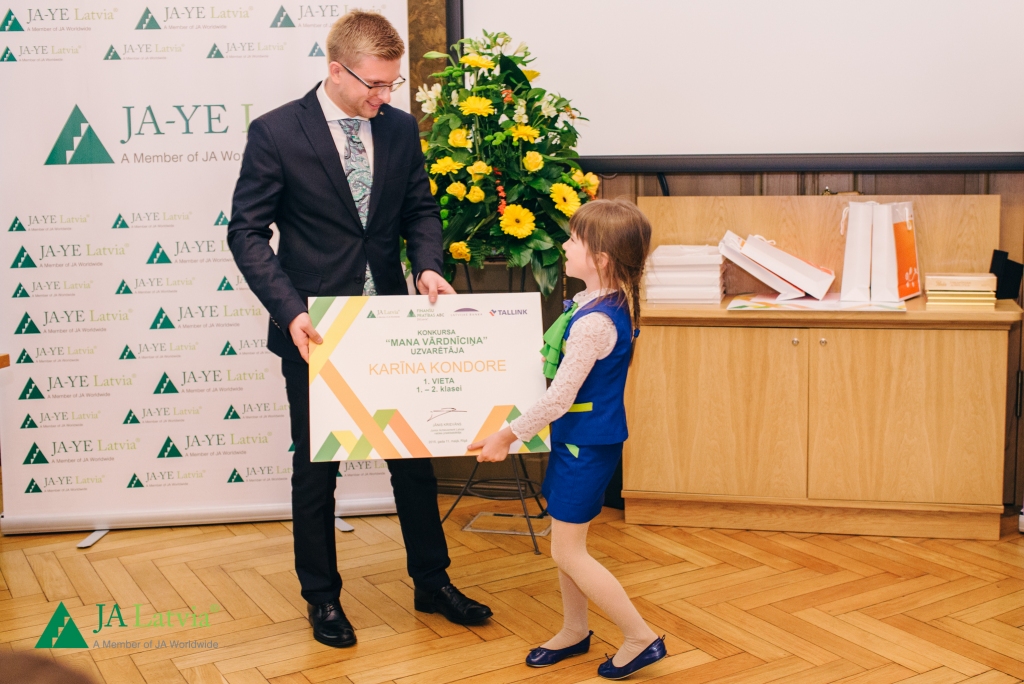 Bauskas sākumskolas audzēkne Karīna Kondore ieguvusi pirmo vietu biznesa izglītības biedrības «Junior Achievement Latvija» (JAL) finanšu pratības konkursā «Mana vārdnīciņa 2015».
Autors: Publicitātes foto.