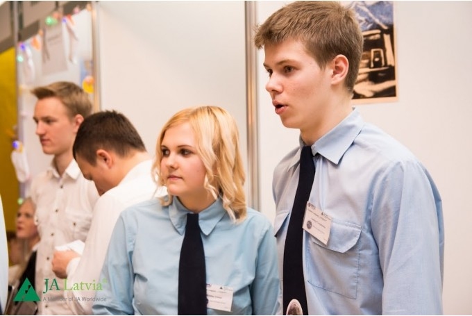  Vidusskolu konkurencē gudrībā mērosies arī Īslīces vidusskolas SMU «Vision».
Autors: No albuma.