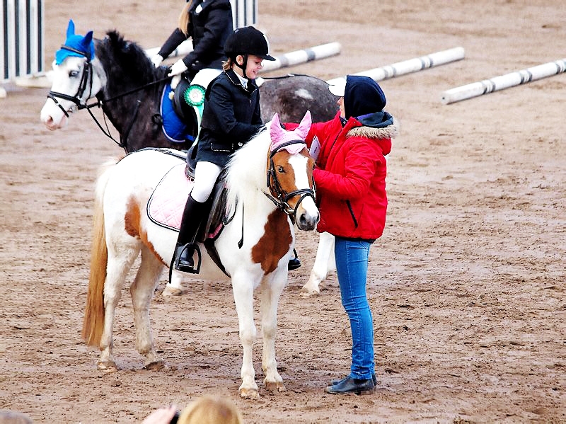 Nikola Marčenkova ar poniju Kursu saņem apbalvojumu par izcīnīto piekto vietu. 
Autors: V. Rutkovska