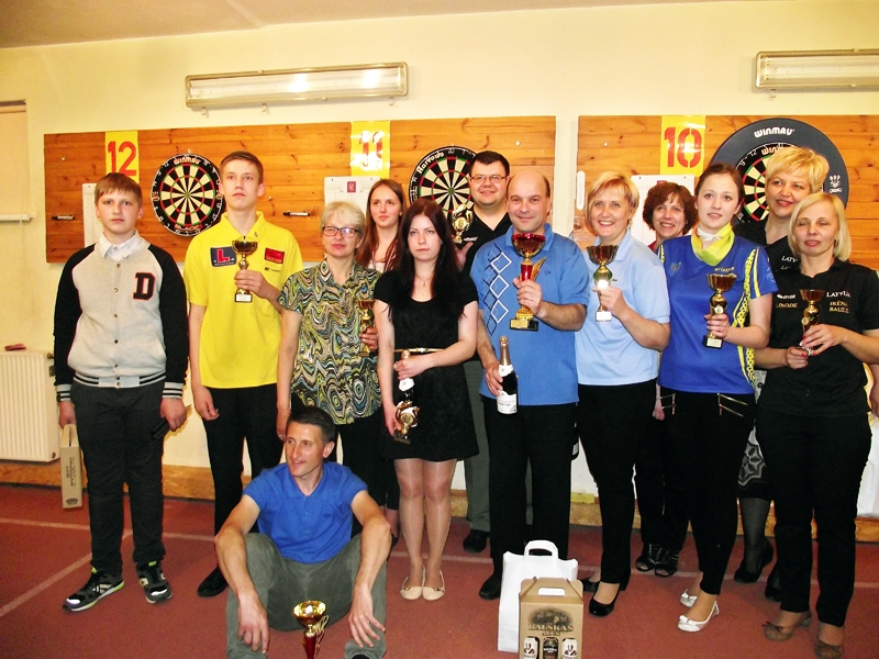 Baltijas reitinga šautriņu mešanas sacensību godalgoto vietu ieguvēju kopbilde.
Autors: Artūrs Dulbe