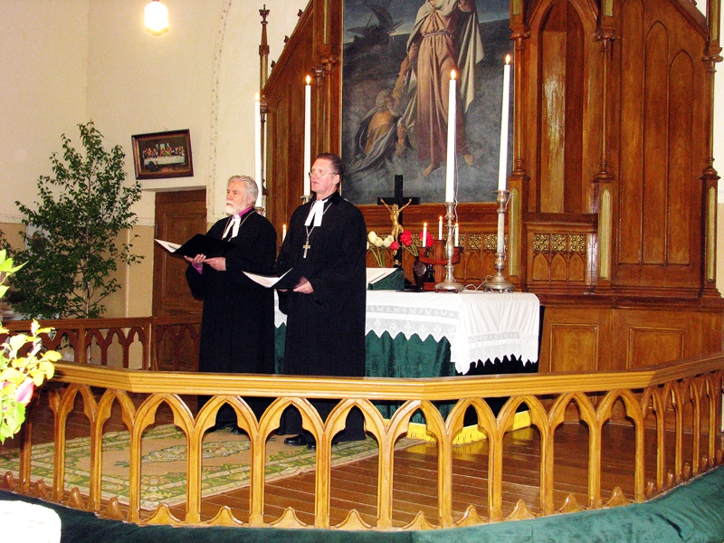 Budbergas evaņģēliski luteriskās baznīcas 150 gadu jubilejas dievkalpojumu vada Liepājas diecēzes bīskaps Pāvils Brūvers (no kreisās) un draudzes mācītājs Juris Morics. 
Autors: Vilnis Auzāns