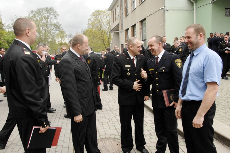 Pēc svinīgās ceremonijas koleģiālās sarunās tiekas ugunsdzēsēji un policisti. VUGD Bauskas daļas komandierim Vadimam Kuzmičam (trešais no kreisās) ir kas pārrunājams ar Valsts policijas Bauskas iecirkņa priekšnieku Ainaru Stankevicu (otrais no labās). Turpat līdzās esošie un bijušie ugunsdzēsēji: Ivars Sproģis (no kreisās), Ralfs Šastakovičs un Jānis Ķērpis.  
Autors: Ivars Bogdanovs