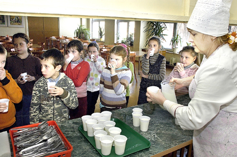Anitas Leitlantes (no labās) vadītā SIA «Kommats» Rundāles novada skolēnus ēdina vairākus gadus, izmantojot kvalitatīvus vietējos dārzeņus un citus produktus.
Autors: no «Bauskas Dzīves» arhīva