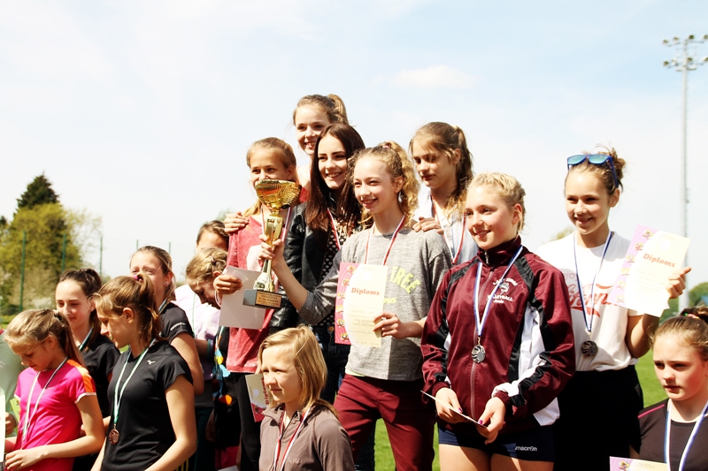 Vecumnieku vidusskolas meiteņu komanda (vidū) priecājas par saņemto uzvarētāju kausu.
Autors: Uldis Varnevičs