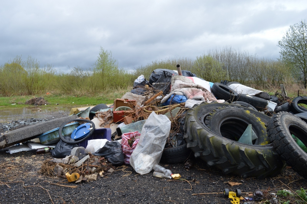 Šogad vēl nebijušā daudzumā fiksēti gadījumi, kad lielgabarīta akcijas laikā savākšanas vietās atvests un novietots liels apjoms sīku sadzīves atkritumu, kuri nav klasificējami kā lielgabarīta, otrreizēji pārstrādājami vai videi bīstami atkritumi. 
Autors: No albuma.