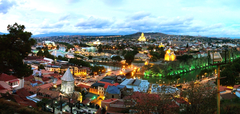 Tbilisi panorāma no augstākā pilsētas skatpunkta - uzņēmēja B. Tatarkacišvili izveidotā parka.
Autors: no georgiaabout.files.wordpress.com.