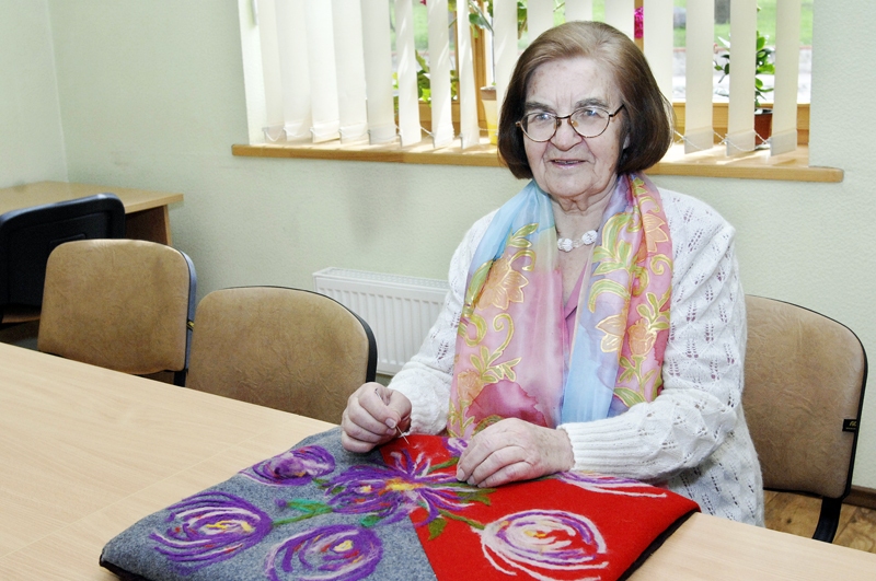 Jubilāre Antoņina Zira ar saviem rokdarbiem spēj apdarināt teju katru priekšmetu mājās, nepieciešama vien izdoma. 
Autors: Ivars Bogdanovs