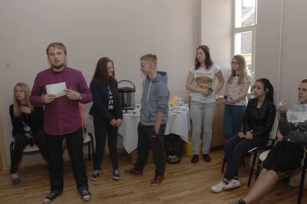 Bauskas BJC jaunatnes lietu speciālists Renārs Manuilovs (no kreisās) informē, ka simulācijas spēles mērķis ir sekmēt jauniešu izpratni par lēmumu pieņemšanas procesiem vietējā pašvaldībā, kā arī aktīvu līdzdalību savas pašvaldības sabiedriskajās aktivitātēs.
Autors: Ivars Bogdanovs